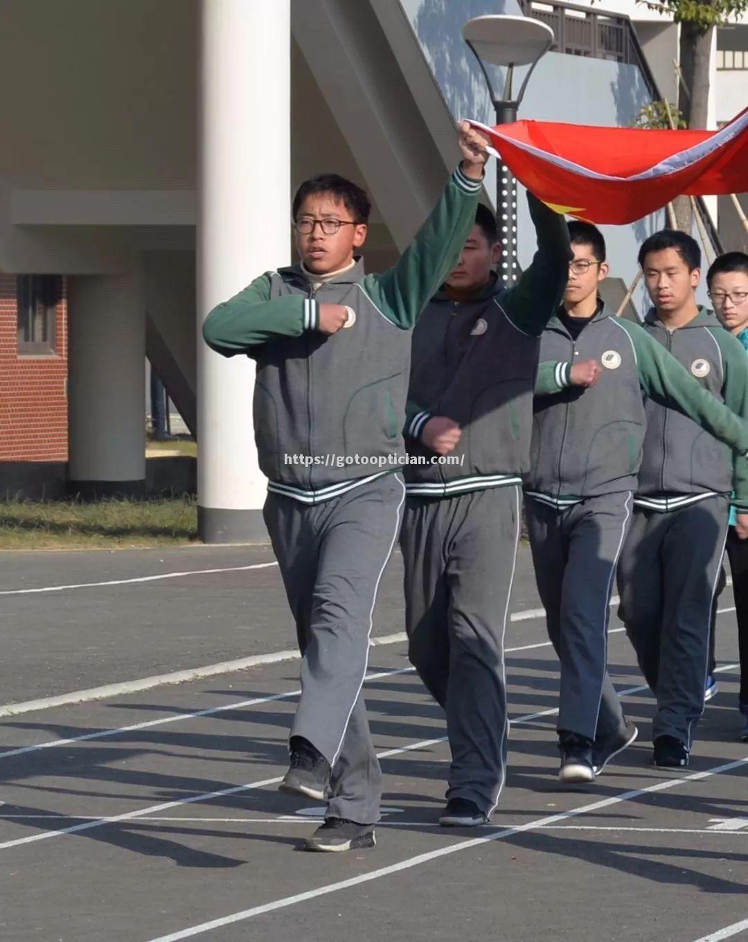 尼日利亚男子马拉松选手砥砺前行，意气风发