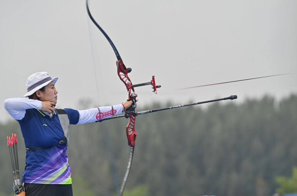 中国女子射箭选手在比赛中顽强拼搏，成功夺冠